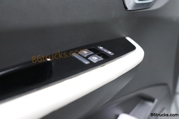 Qianchen Auto iC1 4.5T 4.115m single-row battery-swap pure electric van light truck 4X2(6 wheels) Interior (3) | 86Trucks