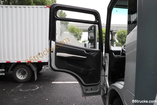 Qianchen Auto iC1 4.5T 4.115m single-row battery-swap pure electric van light truck 4X2(6 wheels) Interior (1) | 86Trucks