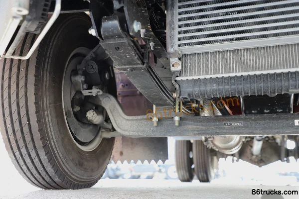 JAC Junling E5 1.8L 130 hp 4X2(6 wheels) Gasoline 3.37m semi-sleeper cab flatbed truck (China VI) Chassis (2) | 86Trucks