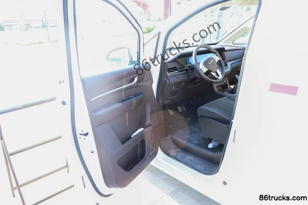 BAW Wangpai M7 144 hp 4X2(6 wheels) 2.0L gasoline refrigerated truck (Orui Yitong brand) Cab (1) | 86Trucks