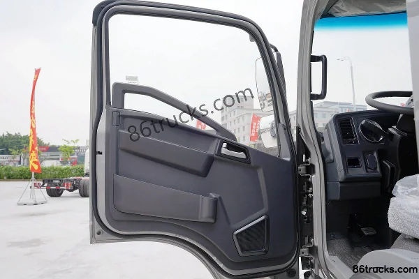 Sinotruk HOWO Han H 140 hp 4X2(6 wheels) 4.15m single-row cage cargo light truck (WLY 6-speed) Cab (1) | 86Trucks