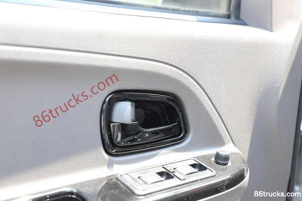 Dongfeng Xiaobawang W18 1.6L 122hp 4X2(6 wheels) 3.7m single-row flatbed micro truck Cab (3) | 86Trucks