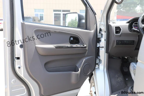 Dongfeng Xiaobawang W18 1.6L 122hp 4X2(6 wheels) 3.7m single-row flatbed micro truck Cab (2) | 86Trucks
