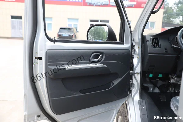 Dongfeng Xiaobawang W08 1.6L 123hp 4X2(6 wheels) 2.7m Double Row Stake Mini Truck Cab (2) | 86Trucks
