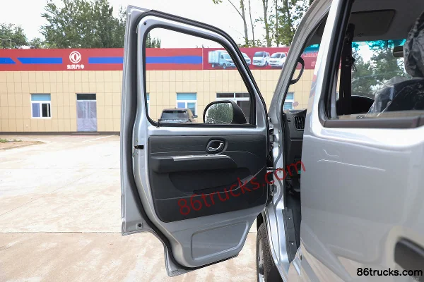 Dongfeng Xiaobawang W08 1.6L 123hp 4X2(6 wheels) 2.7m Double Row Stake Mini Truck Cab (1) | 86Trucks