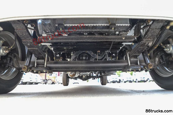 Dongfeng Xiaobawang W08 1.6L 123hp 4X2(6 wheels) 2.7m Double Row Stake Mini Truck Chassis (1) | 86Trucks