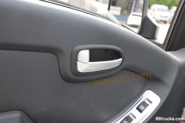 Dongfeng Xiaobawang W17 122 ch 4X2(6 roues) 2,95 m cabine double plateau petit camion (3) | 86Trucks