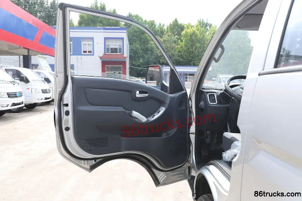 Dongfeng Xiaobawang W17 122 ch 4X2(6 roues) 2,95 m cabine double plateau petit camion (1) | 86Trucks