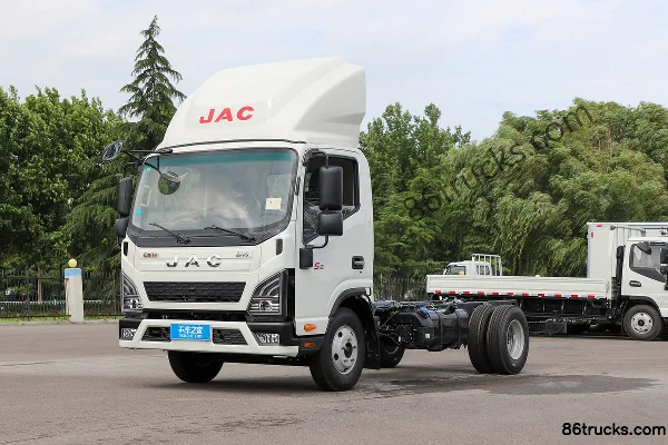 JAC Lingpao L6 155hp 4X2(6 wheels) 4.18m Single Row Flatbed Light Truck Exterior (3) | 86Trucks