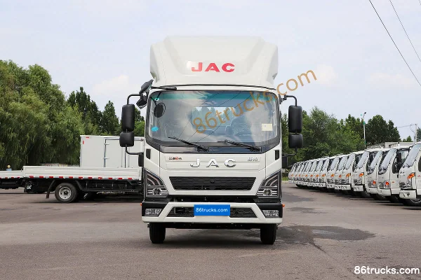 JAC Lingpao L6 155hp 4X2(6 wheels) 4.18m Single Row Flatbed Light Truck Exterior (2) | 86Trucks