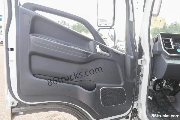 JAC Lingpao L6 155hp 4X2(6 wheels) 4.18m Single Row Flatbed Light Truck Cab (2) | 86Trucks
