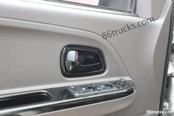 Dongfeng Xiaobawang W18 1.6L 122hp 4X2(6 wheels) 2.55m double-row van truck Cab (3) | 86Trucks