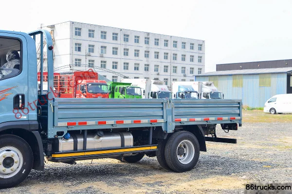 FAW Jiefang Hu 6G Wide Body 160hp 4X2(6 wheels) 4.2m single row stake light truck (1) | 86Trucks