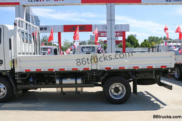 JAC Junling A8 160 hp 4X2(6 wheels) 4.18m single-row flatbed light truck (Fast Gear 8-speed) Body (1) | 86Trucks