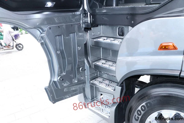 Foton Auman Galaxy Northern Edition 680hp 6X4(10 wheels) Automatic Tractor Truck Cab (1) | 86Trucks
