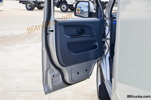 SRM Xinyuan T3LEV 2,7T camion léger fourgon 3,04 m cabine simple 100% électrique 41,86 kWh 4X2(6 roues) Intérieur (2) | 86Trucks
