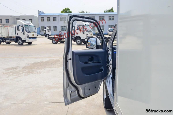 SRM Xinyuan T3LEV 2,7T camion léger fourgon 3,04 m cabine simple 100% électrique 41,86 kWh 4X2(6 roues) Intérieur (1) | 86Trucks