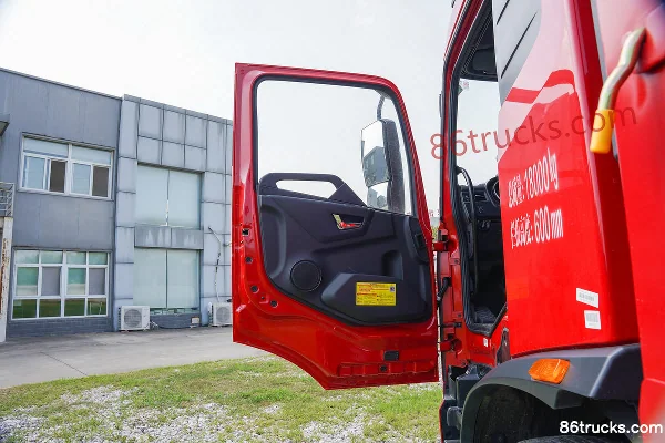 Dongfeng Commercial Vehicle Tianjin KR Star Edition 225hp 4X2(6 wheels) 6.8m Flatbed Cargo Truck Cab (1) | 86Trucks