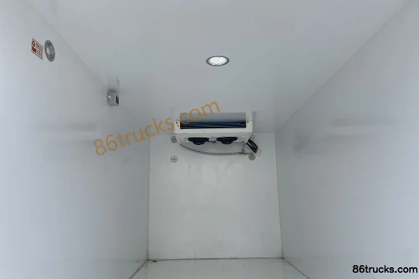Wuling Rongguang New Card 2.0L 136hp Gasoline 4X2(6 wheels) 3.075m Refrigerated Truck (Single Rear Tire) Cab (2) | 86Trucks