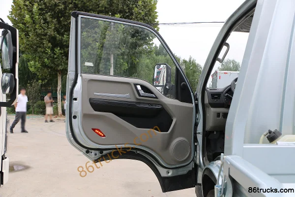 Sinotruk HOWO Xiaojiang 140 hp 4X2(6 wheels) 3.6m Single Row Stake Small Truck (China VI) Cab (1) | 86Trucks