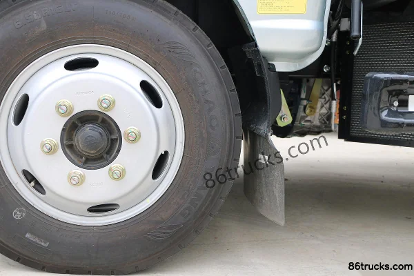 Sinotruk HOWO Xiaojiang 140 hp 4X2(6 wheels) 3.6m Single Row Stake Small Truck (China VI) Chassis (2) | 86Trucks