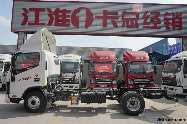 JAC Aoyun Comfort Edition 160hp 4X2(6 wheels) 3.85m Extended Cab Stake Light Truck Exterior (3) | 86Trucks