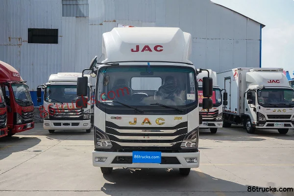 JAC Aoyun Comfort Edition 160hp 4X2(6 wheels) 3.85m Extended Cab Stake Light Truck Exterior (2) | 86Trucks