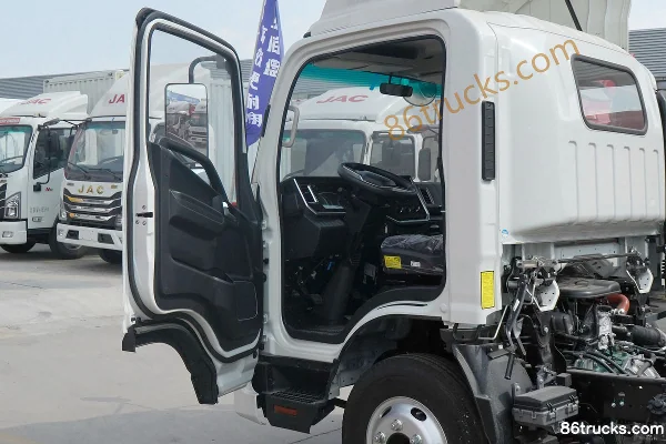 JAC Aoyun Comfort Edition 160hp 4X2(6 wheels) 3.85m Extended Cab Stake Light Truck (1) | 86Trucks