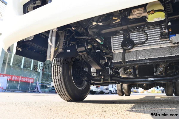Foton Aoling Jieyun Youth Invincible High-End Edition 146 hp 4X2(6 wheels) 3.83m semi-panel flatbed light truck Chassis (2) | 86Trucks