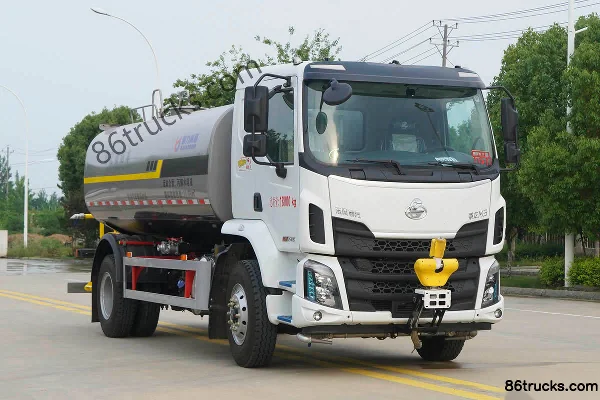 Dongfeng Dongfeng New Chenglong M3 Medium Truck water sprinkler truck