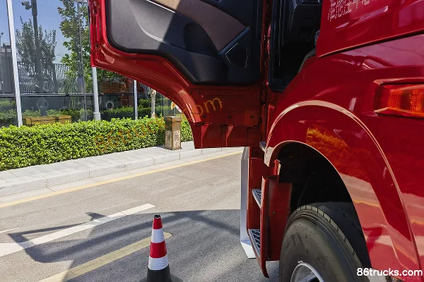 FAW Jiefang Qingdao JH5 camion lourd 480 ch 6X4(10 roues) tracteur routier LNG (avec ralentisseur hydraulique) Cabine (3) | 86Trucks