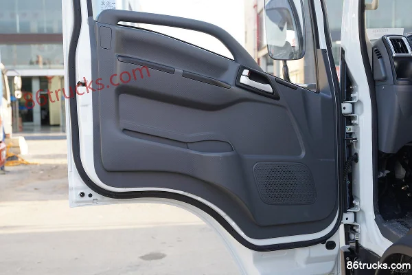 SHACMAN Light Truck Delong X1 115hp 4X2(6 wheels) 3.65m single-row flatbed light truck Cab (3) | 86Trucks