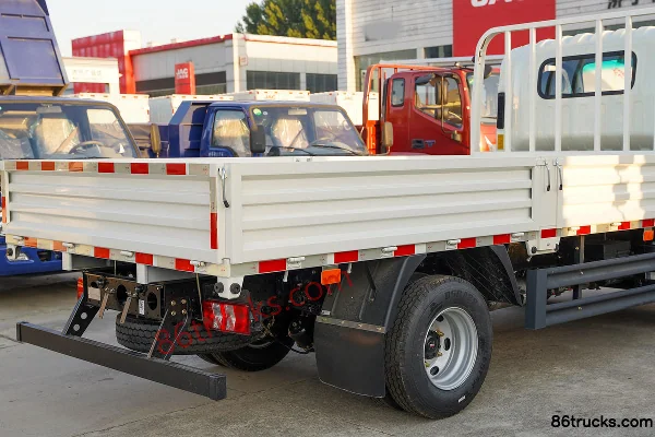 SHACMAN Commercial Vehicle Delong G1 137 hp 4X2(6 wheels) 4.18m Single Row Flatbed Light Truck (5T Rear Axle) Body (3) | 86Trucks