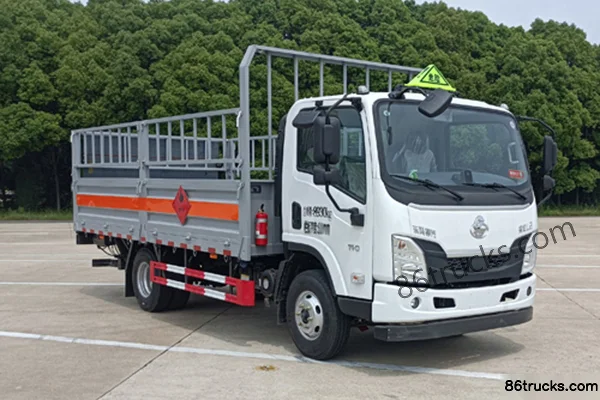 Dongfeng Liuqi Chenglong L2 140 hp 4X2(6 wheels) 4.45m gas cylinder transport truck (Xiangxinding brand) Exterior