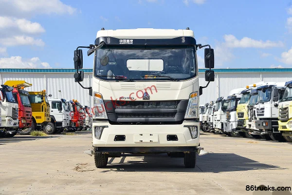 Sinotruk HOWO Hanjiang 160hp 4X2(6 wheels) Green Sprinkler Truck (Luye Brand) Exterior (2) | 86Trucks