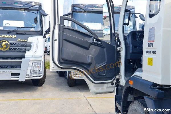 Sinotruk HOWO Hanjiang 160hp 4X2(6 wheels) Green Sprinkler Truck (Luye Brand) Cab (2) | 86Trucks