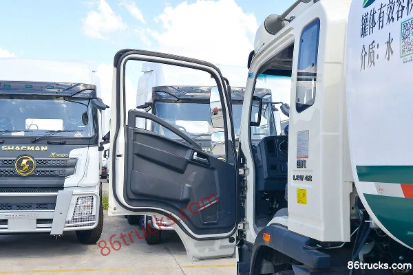 Sinotruk HOWO Hanjiang 160hp 4X2(6 wheels) Green Sprinkler Truck (Luye Brand) Cab (1) | 86Trucks