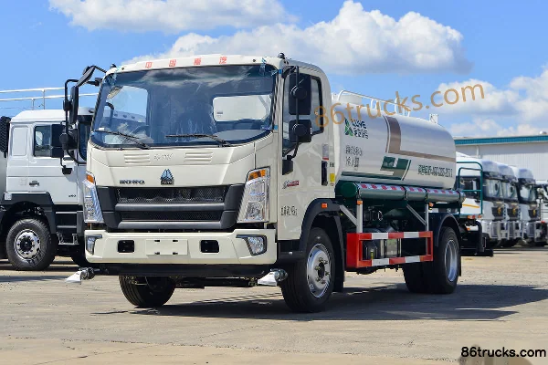 Sinotruk HOWO Hanjiang 160hp 4X2(6 wheels) Green Sprinkler Truck (Luye Brand) Exterior (3) | 86Trucks