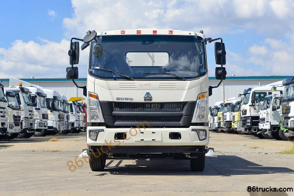 Sinotruk HOWO Hanjiang 160hp 4X2(6 wheels) Green Sprinkler Truck (Luye Brand) Exterior (2) | 86Trucks