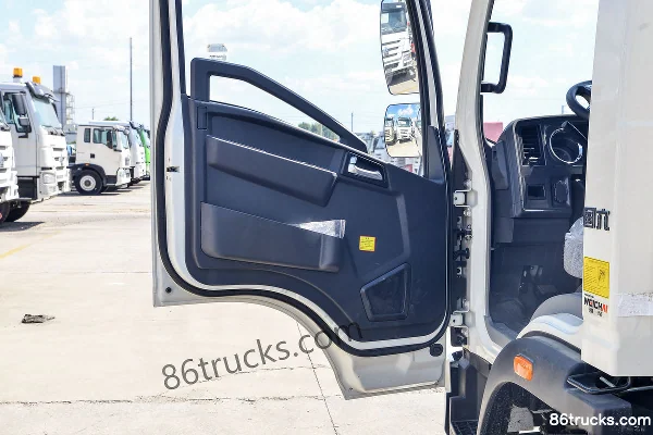 Sinotruk HOWO Hanjiang 160hp 4X2(6 wheels) Green Sprinkler Truck (Luye Brand) Cab (2) | 86Trucks