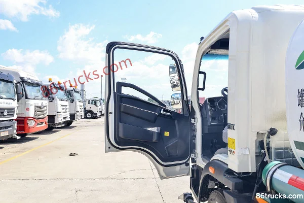 Sinotruk HOWO Hanjiang 160hp 4X2(6 wheels) Green Sprinkler Truck (Luye Brand) Cab (1) | 86Trucks