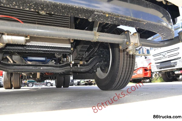 Sinotruk HOWO Hanjiang 160hp 4X2(6 wheels) Green Sprinkler Truck (Luye Brand) Chassis (3) | 86Trucks