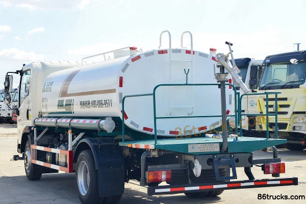 Sinotruk HOWO Hanjiang 160hp 4X2(6 wheels) Green Sprinkler Truck (Luye Brand) Body (3) | 86Trucks