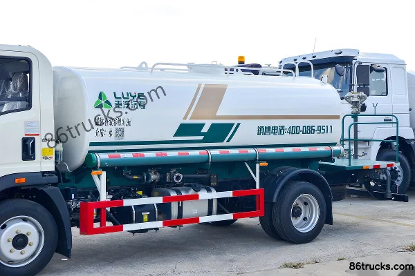 Sinotruk HOWO Hanjiang 160hp 4X2(6 wheels) Green Sprinkler Truck (Luye Brand) Body (1) | 86Trucks