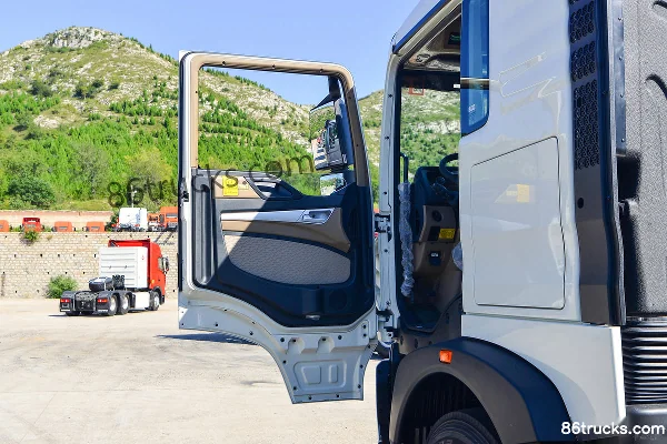 Sinotruk HOWO TX 350hp 6X4(10 wheels) Flammable Liquid Tanker Truck (Zhuanzhi Brand) Cab (1) | 86Trucks