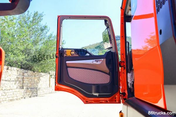 Sinotruk HOWO TX 310hp 6X2(8 wheels) 7.8m Explosive Material Transport Truck (Huawei Chille Brand) Cab (1) | 86Trucks