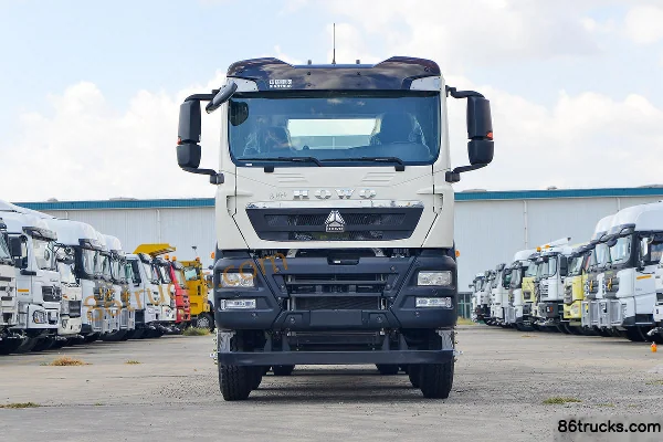 Sinotruk HOWO TX7 350 hp 8X4(12 wheels) liquid supply truck Exterior (2) | 86Trucks