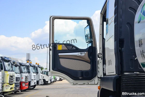 Sinotruk HOWO TX7 350 hp 8X4(12 wheels) liquid supply truck Cab (1) | 86Trucks