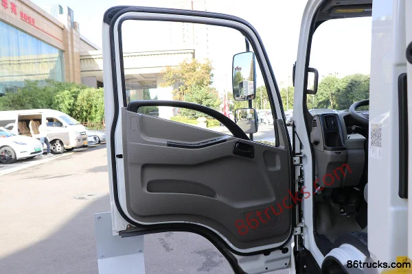 JMC Kaiwei Medium Body 143hp 4X2(6 wheels) 4.2m Single Row Stake Truck (China VI) (Air Brake) Cab (1) | 86Trucks
