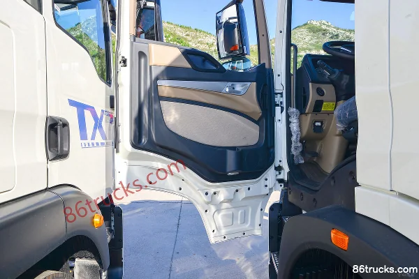 Sinotruk HOWO TX 270 hp 4X2(6 wheels) Aerial Work Truck (Hylifter) Cab (2) | 86Trucks